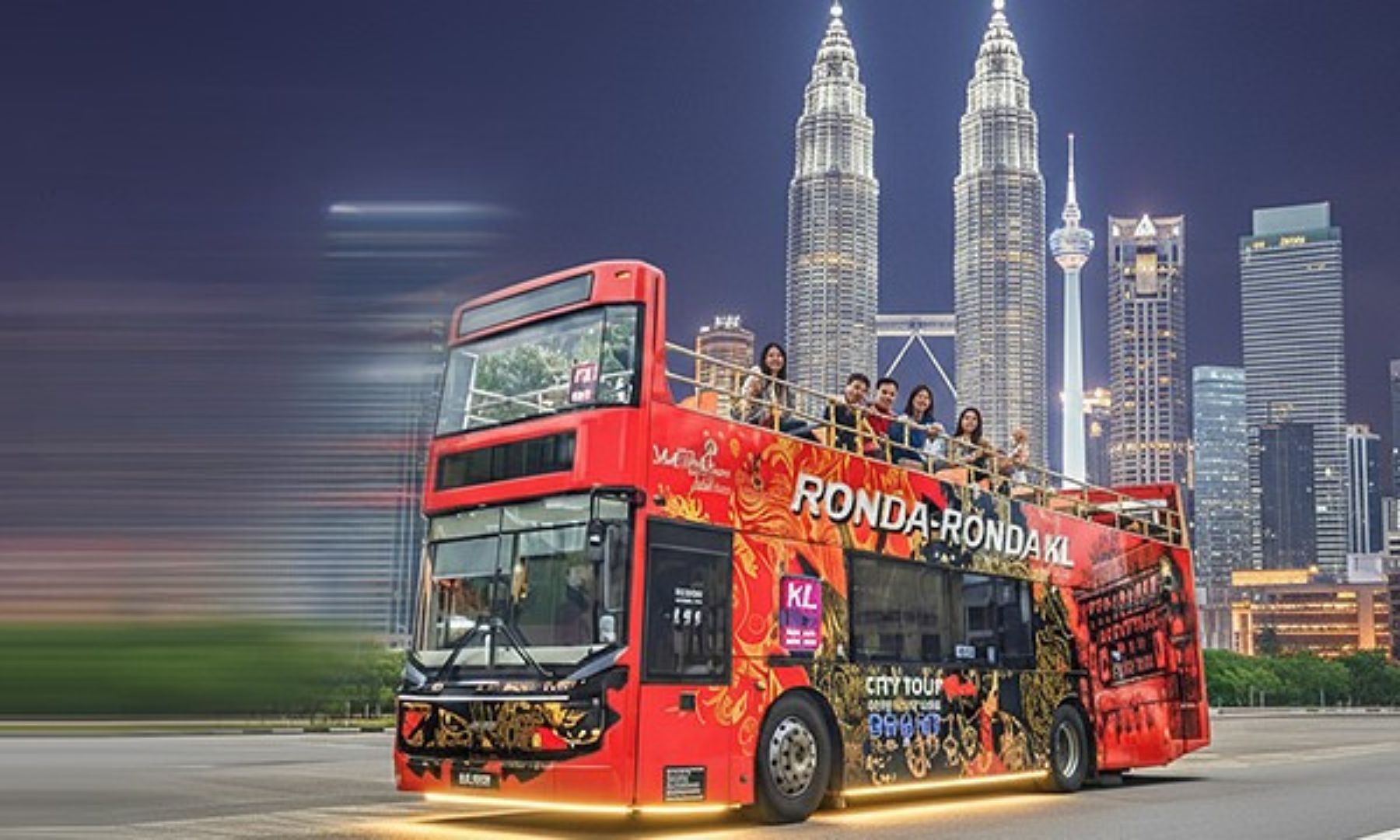 オープントップバス出発・ナイトドライブへ！